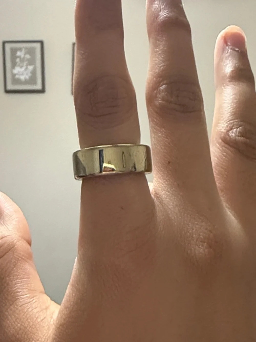 Oura Ring 4 - Gold and White Smart Ring with Charger
